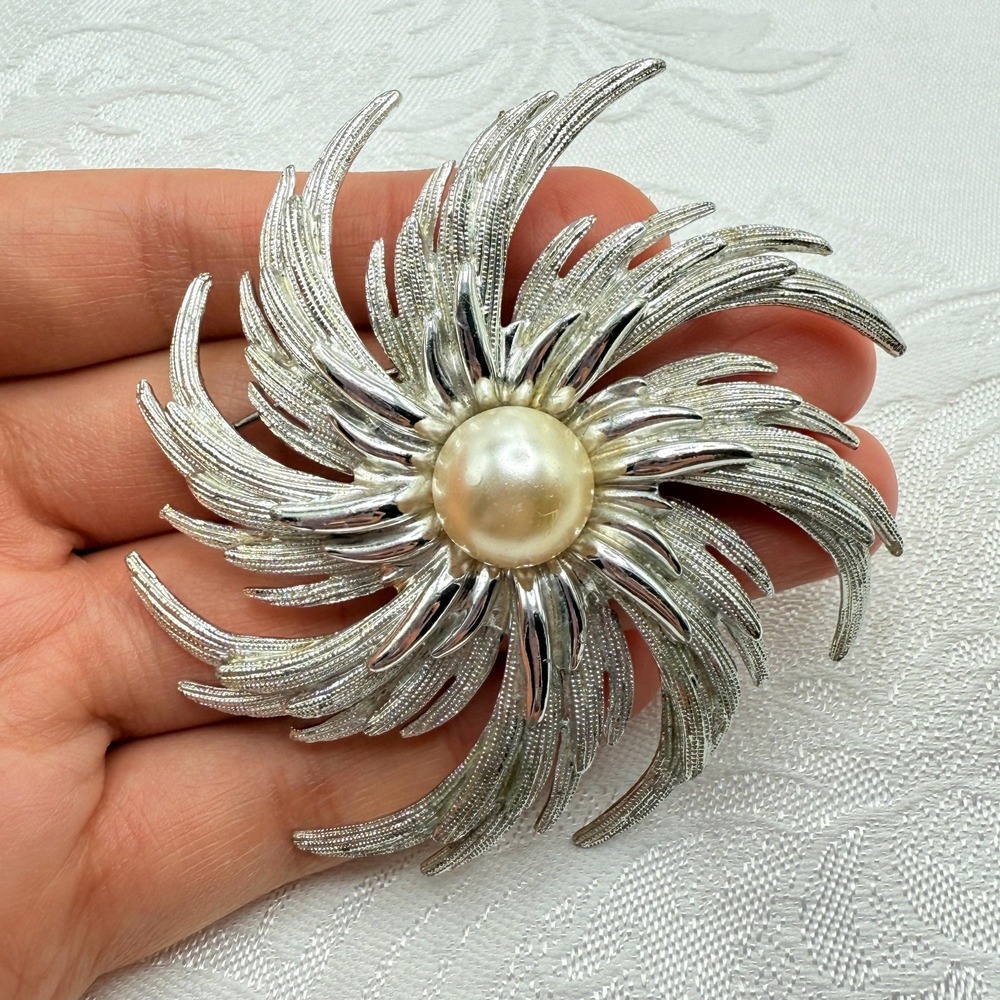 Vintage Big Silver Tone Sarah Coventry Pinwheel Flower‎ Brooch w/ Faux Pearl